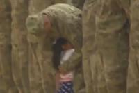 بالفيديو: طفلة تخرق عرضاً عسكريّاً