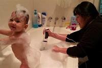 فيديو لطفل يرقص أثناء الاستحمام يُغضب رواد يوتيوب