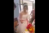 شاهد بالفيديو.. عريس يضرب عروسه أمام المدعوين بسبب قطعة 