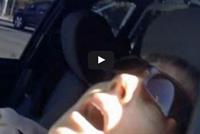  بالفيديو - شاب يتعلق بسيارة من الخلف لتجره في الشوارع 