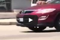 بالفيديو رجل يتجوّل عارياً في بئر حسن! 