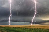  اعصار نادر يهدد دولتين عربيتين بأضرار وانهيارات