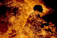 رفضت الزواج منه... فأضرم النار بها