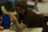  إليكم الحلاق الأكثر صبراً في العالم! 