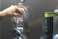 تعرف على مخاطر استخدام الهاتف في الحمام