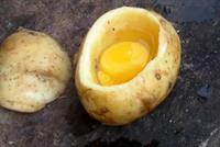 وضع هذا الرجل بيضة في حبة بطاطا...فكرة فريدة من نوعها!!