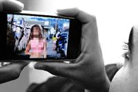 رجل أعمال يدفع ثروته لِيَمسح صُوَره الحميمة