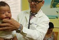 بالفيديو: طبيب يكشف الطريقة الأفضل لتهدئة الطفل أثناء البكاء