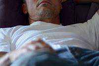 هل ينام زوجك بمفرده… إليك الأسباب