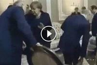بالفيديو زوج ميركل كاد يوقع بوتين ارضا شاهد ردة فعل القيصر