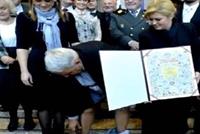 سقط سرواله امام رئيسة البلاد!