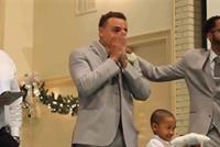 بالفيديو: عريس يبكي في زفافه والسبب نال إعجاب الملايين