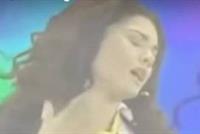 بالفيديو: مذيعة تخلع ملابسها على الهواء فى مشهد مثير أثار الضجة !