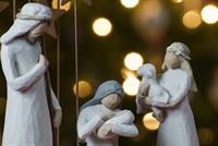 في زمن الميلاد.. نجمات يتخلّيْنَ عن دِينهنّ؟