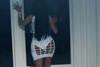 بالصورة.. نجمة عالمية بملابس داخلية رجالية! 