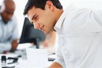 للرجل.. لحل مشكلة محرجة تعرف على أسباب نزول قطرات بول بعد الانتهاء من التبول