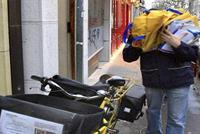 موظف بريد يلقي بطرود بريدية للتخلص منها