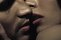 هذه الأجواء في غرفة نومكما.. ستشعل ليلتكما الحمراء 