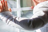 قفزت بها أمها من الطابق السابع !