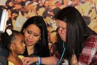 امرأة تسمع خفقات قلب طفلها المتوفى من جديد