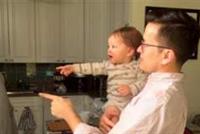  مليونا مشاهد لطفل لا يستطيع تحديد من هو والده 