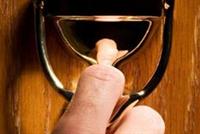 يقتحمون منازلكم... ويتجسّسون