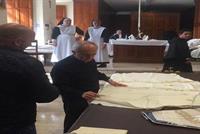 للمرة الأولى في تاريخ الكنيسة الحبر الأعظم يرتدي بزة قداس لبنانية!