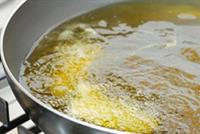  أضرار استخدام زيت القلي عدّة مرّات!