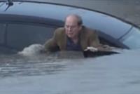  بالفيديو: مراسل ينقذ رجلا قبل غرق سيارته