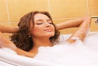 إستحمّي بالمياه الباردة واليك الفوائد