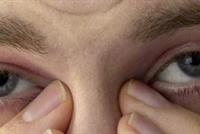 رجل أصيب بالعمى بسبب عمل نفعله يومياً.. ما هو؟