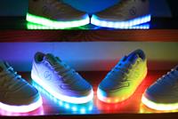 تحذير من الأحذية المضيئة.. هذا ما حصل مع طفل 