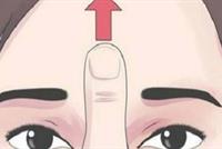 ماذا يحدث عند الضغط بين عينيك؟