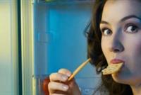 تناول الطعام بعد الثامنة مساءً لا يزيد الوزن