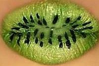  فن رسم الفاكهة على الشفاه.. موضة جديدة