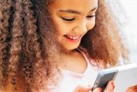 الهواتف الذكيّة تسبب الحَوَل لدى الأطفال
