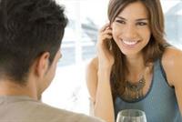 الرجل البارع في سرد القصص يثير إعجاب النساء