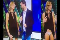 بالفيديو: لماذا أظهرت المذيعة سروالها الداخلي؟