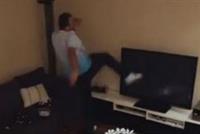 مشجعٌ يقع ضحية زوجته...