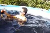  بالفيديو  استحم بـ 1500 غالون من المشروبات الغازية وهذا ما حصل له.. 