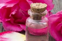 لهذه الأسباب إستخدمي ماء الورد