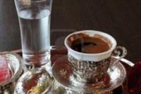 هل تعلم .. لماذا يقدم كوب ماء مع القهوة .. معلومة ستفاجئك!!!