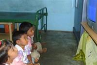 الجلوس أمام التلفاز يؤثر على كثافة عظام الأطفال