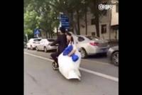  بالفيديو - سقطت من دراجة عريسها وهذا ما حصل!