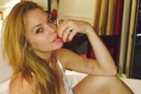 قالت لا بالـlingerie على الفراش... ونشرت الصورة