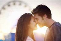 تعرفوا إلى الفوائد العلاجية للقبلة!