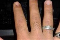 معلومة ستُفاجئك.. لماذا يطيل الرجل ظفر خنصره؟