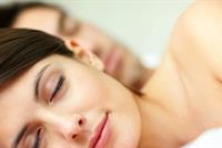 النوم بجانب شريك حنون يقلل الأرق