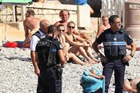 مداهمة على شاطئ نيس بسبب البوركيني...