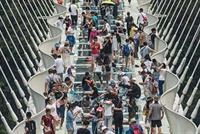  بعد أيام على افتتاحه.. الصين تغلق أطول وأعلى جسر زجاجي